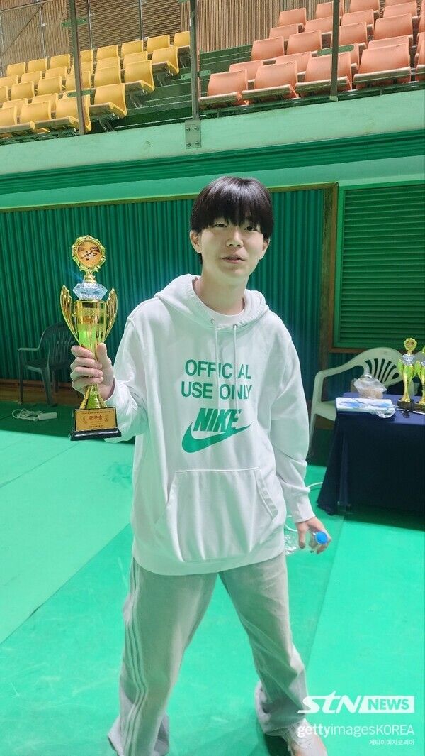 오늘 최지암이 평택 이충체육관에서 열린 2026년 전국소년체육대회에서 준우승을 차지하고 기념 촬영하고 있다. /사진=이윤 기자.