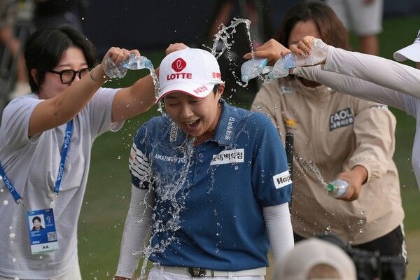 30일(한국시간), 김효주가 미국 애리조나주 피닉스 월윈드 골프클럽에서 열린 LPGA 투어 포드 챔피언십 최종 라운드에서 3언더파 69타를 기록, 최종 합계 28언더파 260타로 정상에 올랐다.(▲김효주가 29일(현지 시간) 미 애리조나주 챈들러 윌윈드 골프클럽에서 열린 미국여자프로골프(LPGA) 투어 포드 챔피언십 최종 라운드 18번 홀에서 우승 축하 세례를 받고 있다. ). /사진=뉴시스