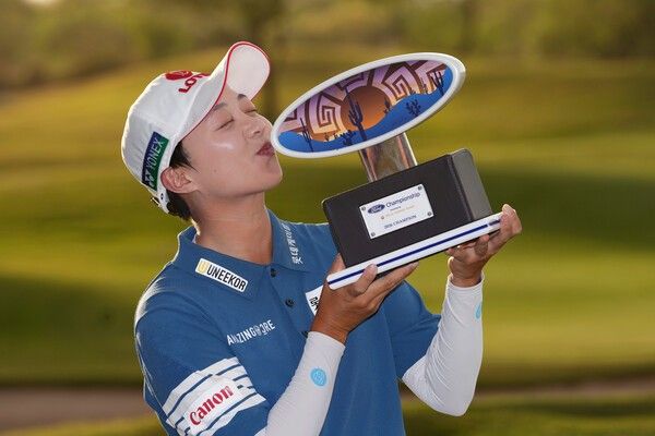 30일(한국시간), 김효주가 미국 애리조나주 피닉스 월윈드 골프클럽에서 열린 LPGA 투어 포드 챔피언십 최종 라운드에서 3언더파 69타를 기록, 최종 합계 28언더파 260타로 정상에 올랐다.(▲김효주가 29일(현지 시간) 미 애리조나주 챈들러 윌윈드 골프클럽에서 열린 미국여자프로골프(LPGA) 투어 포드 챔피언십 정상에 올라 트로피를 들고 미소 짓고 있다. 디펜딩 챔피언 김효주는 최종 합계 28언더파 260타로 우승하며 2연패를 달성했다). /사진=뉴시스