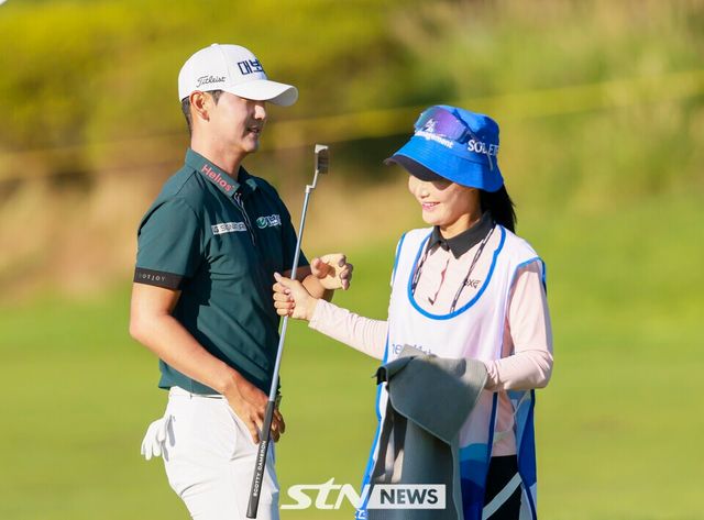 '제41회 신한동해오픈(총상금 15억 원/ 우승상금 2억 7천만 원) 1라운드' 잭 니클라우스 골프클럽 코리아 어반, 링크스 코스(파72/ 7,471야드) 11번 홀에서 파로 홀아웃 하는 고군택. /사진=STN뉴스 DB