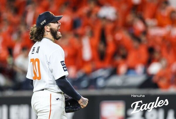 한화 이글스 투수 코디 폰세가 24일 오후 6시 30분 대전 한화생명볼파크에서 열린 2025 신한 SOL뱅크 한국야구위원회(KBO) 포스트시즌(PS) 플레이오프(PO·5전3선승제) 5차전 삼성 라이온즈와의 경기에서 투구 후 환호하고 있다. /사진=한화 이글스