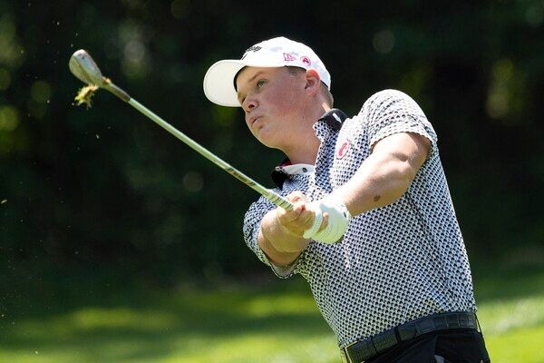케일럽 서랫이 지난해 8월 미국 미시간주 플리머스의 세인트존스 카디널 코스에서 열린 LIV 골프 팀 챔피언십 미시간 8강전에서 7번 홀 샷을 하고 있다. /사진=뉴시스(AP)