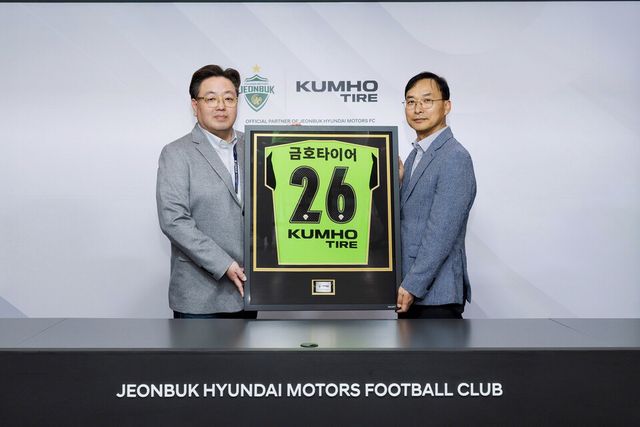 지난 1일 전주월드컵경기장에서 진행된 전북현대와 금호타이어의 2026시즌 공식 파트너십 연장 조인식 모습. /사진=전북현대
