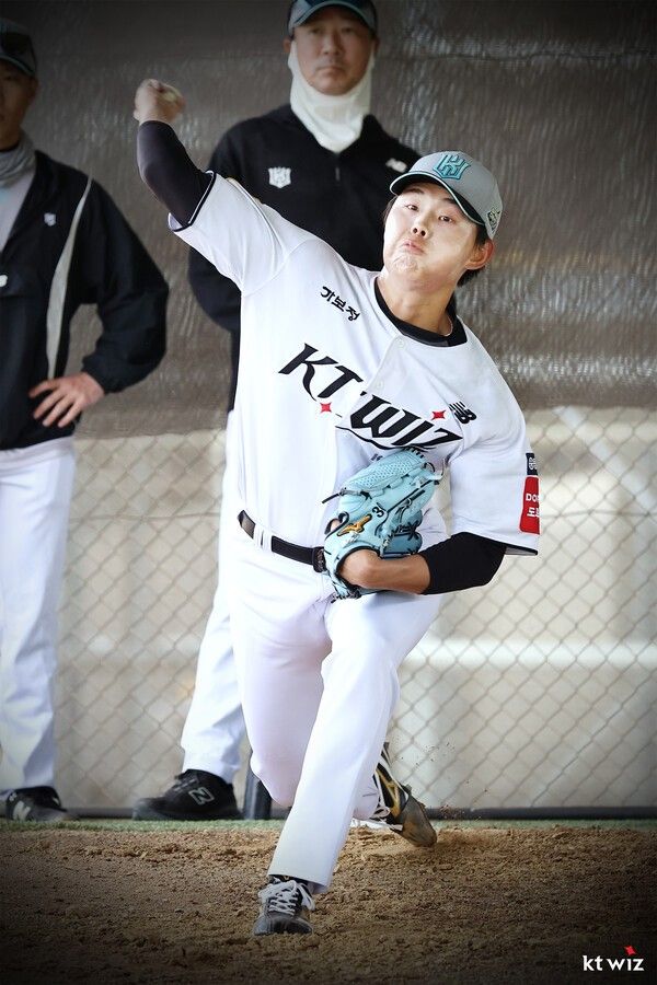 소형준(kt 위즈)이 호주에서 열린 스프링캠프에서 공을 던지고 있다. /사진=kt 위즈