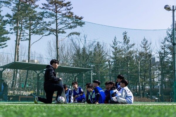 아이들에게 전술 지휘 중인 양주영 코치. /사진=서울 이랜드 FC