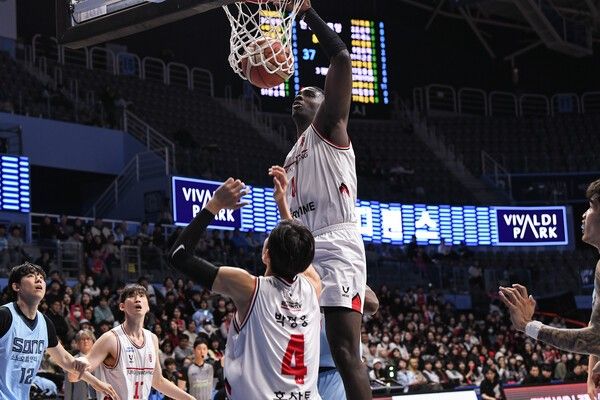 덩크를 시도하는 안양 정관장 조니 오브라이언트. /사진=KBL
