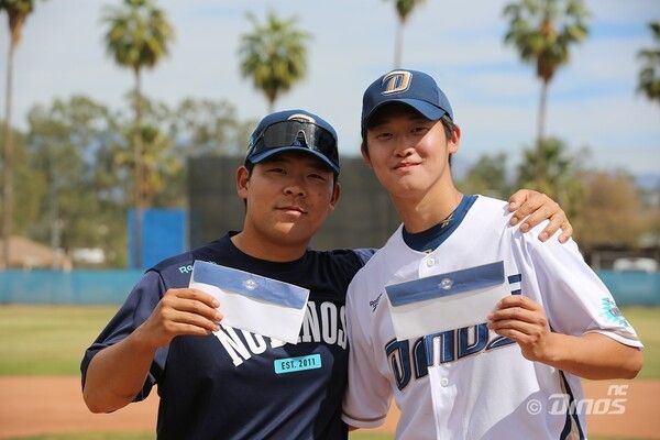 NC 다이노스가 5일 미국 애리조나주에서 열린 2차 스프링캠프를 성료했다. 이번 2차 캠프에서는 코치진 점수제로 MVP를 뽑았다. 야수 부문에서는 김정호(좌측)가, 투수 부문에서는 원종해가 선정됐다. /사진=NC 다이노스