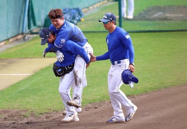 연습경기 중 부상을 당해 트레이너의 부축받아 경기장을 나오는 장승현. /사진=삼성 라이온즈