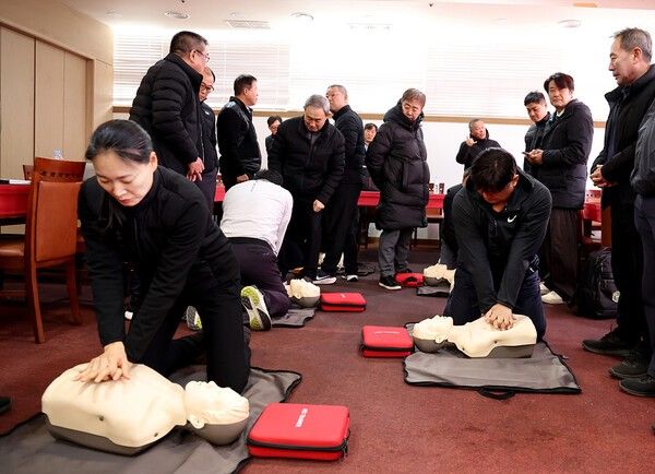 ‘2026 KPGA 경기위원 세미나’에서 응급처치 교육에 참여하고 있는 KPGA 경기위원. /사진=KPGA