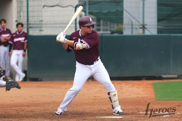 안치홍이 지난 5일 대만 핑동구장에서 열린 중신 브라더스와 연습 경기에서 타석에 섰다. /사진=키움 히어로즈