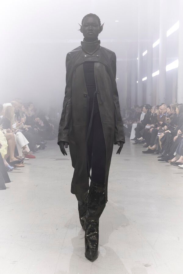 릭 오웬스(Rick Owens)가 2026 F/W 여성 컬렉션 ‘TOWER’를 통해 사랑과 희망을 향한 메시지와, 권력과 통제에 대한 시대적 풍자를 패러디 방식으로 동시에 담아냈다. /사진= 릭오웬스