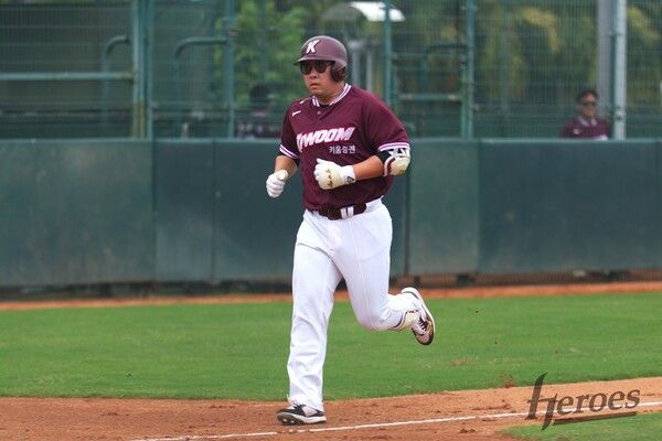 안치홍이 지난 5일 대만 핑동구장에서 열린 CPBL 중신 브라더스와 연습 경기 중 주루하고 있다. /사진=키움 히어로즈
