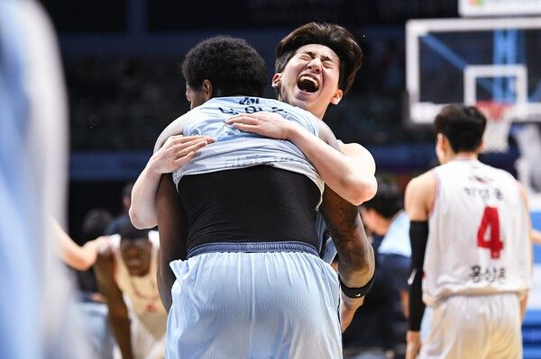 환호하는 고양 소노 이정현과 네이던 나이트. /사진=KBL