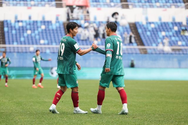 대전하나시티즌 공격수 서진수와 주민규. /사진=대전하나시티즌