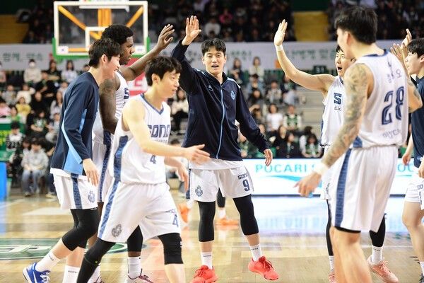 하이파이브하는 소노 선수들. /사진=KBL