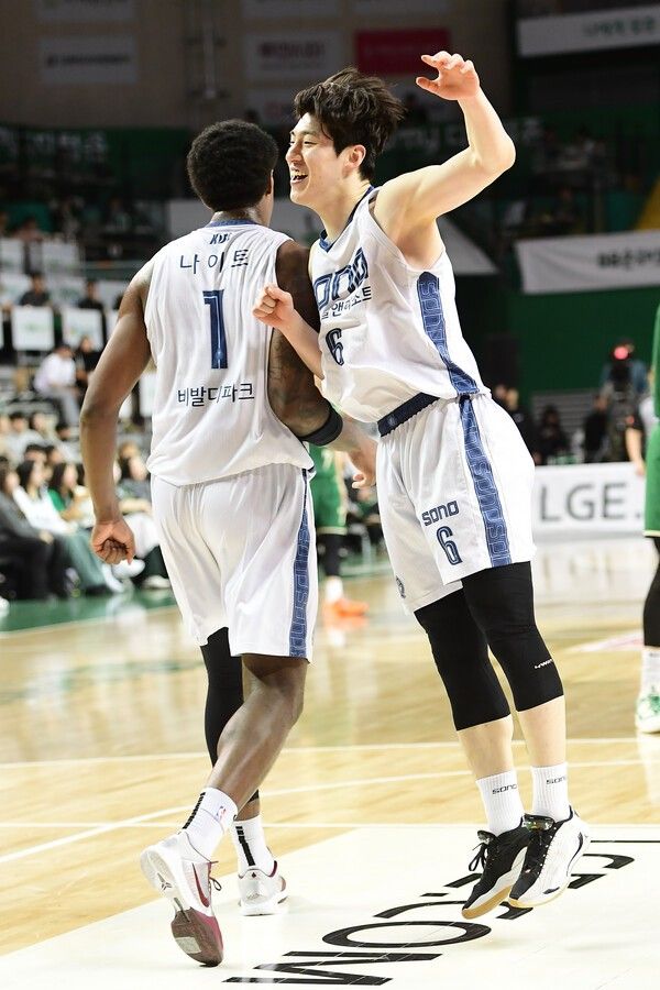 환호하는 고양 소노 네이던 나이트(왼)와 이정현. /사진=KBL