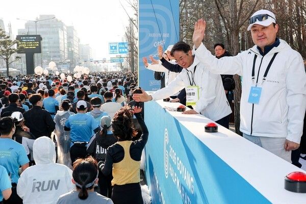 이동환 고양시장(오른쪽에서 두 번째)이 8일 고양종합운동장에서 열린 '2026 고양특례시 하프마라톤 대회' 출발선에서 참가자들을 향해 손을 흔들며 격려하고 있다. /사진=고양시