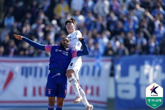 수원삼성 송주훈(우측)이 7일 파주스타디움에서 열린 파주프런티어와의 하나은행 K리그2 2026 2라운드 경기에서 아리아스와 경합하고 있다. /사진=한국프로축구연맹