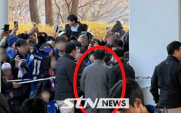 경기 후 팬들에게 사인해 주고 있는 수원삼성 이정효 감독. /사진(파주)=강의택 기자