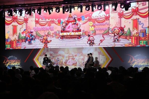 9일 ㈜넥슨이 인기 모바일 액션게임 ‘던전앤파이터 모바일(이하 던파모바일)’의 4주년 기념 행사 ‘DM(Director’s Message)’에서 2026년 상반기 업데이트 마일스톤을 공개했다고 밝혔다.(▲던전앤파이터 모바일_ 4주년 행사 _DM_ 현장 사진). /사진=넥슨