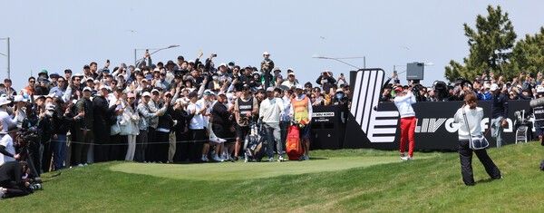 LIV 골프가 지난해 인천 대회에 이어 올해는 부산에서 한국 대회를 연다. 세계 정상급 선수들과 함께 안병훈을 중심으로 한 ‘코리안GC’가 출전하면서 국내 골프 팬들의 관심이 한층 높아지고 있다.(▲지난해 5월 2일, 인천 송도 잭 니클라우스 골프클럽 코리아에서 열린 LIV 골프 코리아 3라운드 1번홀에서 토크 팀 카를로스 오르티스가 세컨드샷을 치고 있다)./사진=LIV&nbsp;골프&nbsp;