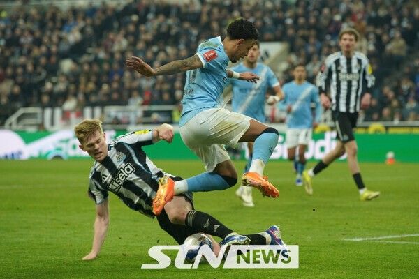 FA컵 5라운드에서 뉴캐슬의 루이스 홀(왼쪽)과 맨시티의 사비뉴가 공을 차지하기 위해 싸우고 있다. /사진=뉴시스(AP)