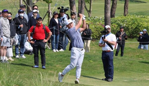 LIV 골프가 지난해 인천 대회에 이어 올해는 부산에서 한국 대회를 연다. 세계 정상급 선수들과 함께 안병훈을 중심으로 한 ‘코리안GC’가 출전하면서 국내 골프 팬들의 관심이 한층 높아지고 있다.(▲지난해 5월 2일 LIV 골프 코리아 1라운드 경기가 열린 인천 연수구 잭니클라우스CC에서 대니 리가 4번호 세컨샷을 하고 있다)./사진=LIV&nbsp;골프&nbsp;