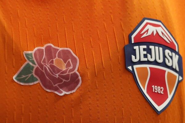 동백꽃 패치를 달고 경기에 나서는 제주SK. /사진=제주SK FC