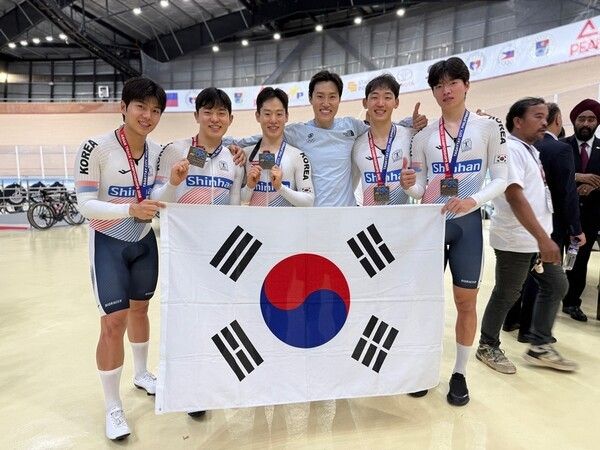 '2026 트랙 아시아선수권대회' 남자 단체추발 종목에서 3분 53초 923의 한국 신기록을 세우며 동메달을 획득한 의정부시청 사이클팀/사진=의정부