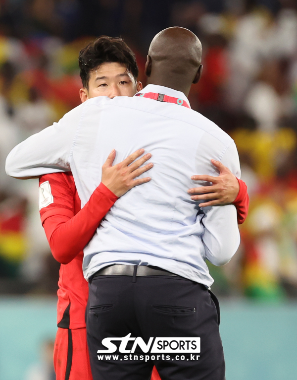 손흥민이 오토 아도 감독과 포옹하고 있다. /사진=뉴시스(AP)