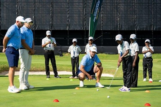 LIV 골프 남아공 대회를 앞두고, 서던 가드 GC 소속 찰 슈워젤(Charl Schwartzel)과 딘 버미스터(Dean Burmester)가 ‘서던 가드 GC 유스 클리닉’ 참가자들과 함께하고 있다. 서던 가드 GC는 2026년 2월 LIV 골프 및 스테인 시티 골프 아카데미와 협력하여, 남아프리카 전역의 청소년을 대상으로 골프 프로그램을 개발·운영하는 ‘서던 가드 GC 아카데미 프로그램’을 출범했다. /사진=LIV Golf