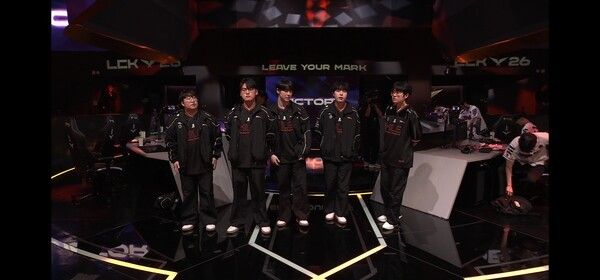 10일 서울 종로구 롤파크에서 열린 '2026 리그 오브 레전드 챔피언스 코리아(LCK)' 정규 시즌 2경기 3세트에서 한화생명e스포츠가 제카의 10킬 폭발과 과감한 밴픽 수정으로 흐름을 뒤집으며 BNK 피어엑스를 2대 1로 제압, 시즌 3승 고지에 올랐다. (▲HLE & BNK피어엑스=2:1). /사진=네이버 치지직 라이브영상 캡처