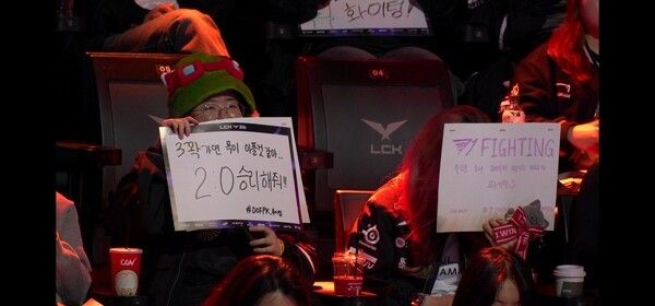 10일 서울 종로구 롤파크에서 열린 ‘2026 리그 오브 레전드 챔피언스 코리아(LCK)’ 정규 시즌 2세트 경기에서 T1이 단 두 번의 한타로 끝낸 경기 DN 상대로 2대0 완승을 가져갔다.(▲T1 & DN수퍼스=2:0). /사진=네이버 치지직 라이브영상 캡처