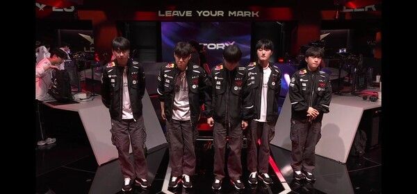 10일 서울 종로구 롤파크에서 열린 ‘2026 리그 오브 레전드 챔피언스 코리아(LCK)’ 정규 시즌 2세트 경기에서 T1이 단 두 번의 한타로 끝낸 경기 DN 상대로 2대0 완승을 가져갔다.(▲T1 & DN수퍼스=2:0). /사진=네이버 치지직 라이브영상 캡처