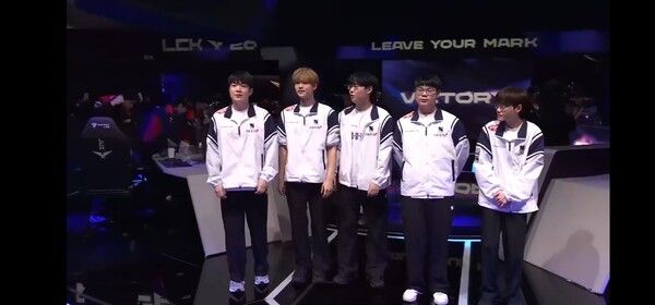 11일 서울 종로구 롤파크에서 열린 '2026 리그 오브 레전드 챔피언스 코리아(LCK)' 정규 시즌 1라운드 2세트에서의 승리로 개막 2연패로 흔들리던 DRX가 ‘레이지필’ 쩐바오민 합류 이후 완전히 달라진 경기력으로 농심을 2-0으로 완파했다. (▲키움 DRX & 농심레드포스=2:0). /사진=네이버 치지직 라이브영상 캡처