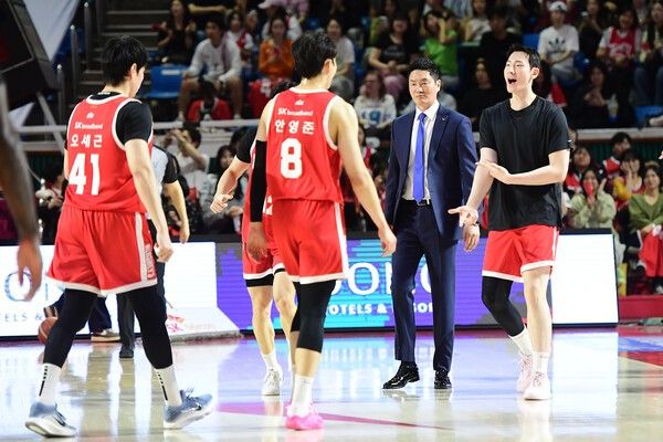 서울 SK 전희철 감독과 선수들. /사진=KBL