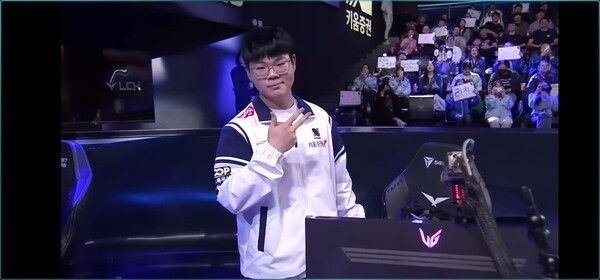 11일 서울 종로구 롤파크에서 열린 '2026 리그 오브 레전드 챔피언스 코리아(LCK)' 정규 시즌 1라운드 2세트에서의 승리로 개막 2연패로 흔들리던 DRX가 ‘레이지필’ 쩐바오민 합류 이후 완전히 달라진 경기력으로 농심을 2-0으로 완파했다. (▲키움 DRX & 농심레드포스=2:0). /사진=네이버 치지직 라이브영상 캡처