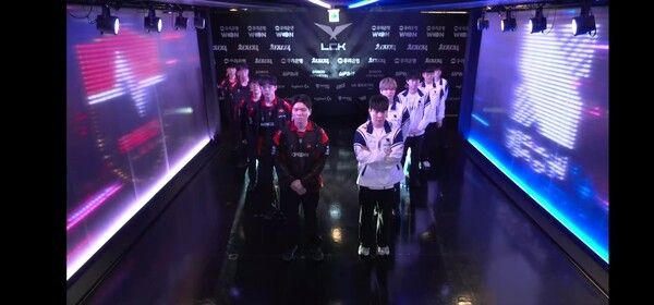 11일 서울 종로구 롤파크에서 열린 '2026 리그 오브 레전드 챔피언스 코리아(LCK)' 정규 시즌 1라운드 농심과의 경기에서 초반 열세에도 끝까지 버틴 키움 DRX가 1세트 승리를 가져가며 또 한 번 ‘역전의 팀’이라는 이름을 증명했다. (▲키움 DRX & 농심레드포스=1:0). /사진=네이버 치지직 라이브영상 캡처