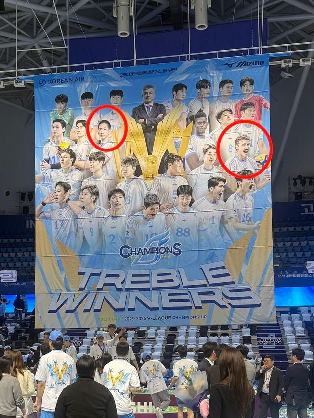 대한항공의 우승 기념 사진. 시즌 도중 팀을 떠난 료헤이와 러셀의 모습도 확인할 수 있다. /사진(인천)=강의택 기자