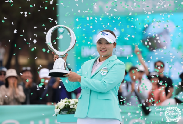 12일 김민솔이 경북 구미 골프존카운티 선산(파72)에서 열린 최종 4라운드에서 1언더파 71타를 기록, 최종 합계 11언더파 277타로 공동 2위 그룹을 4타 차로 따돌리고 우승컵을 들어 올렸다. /사진=KLPGA