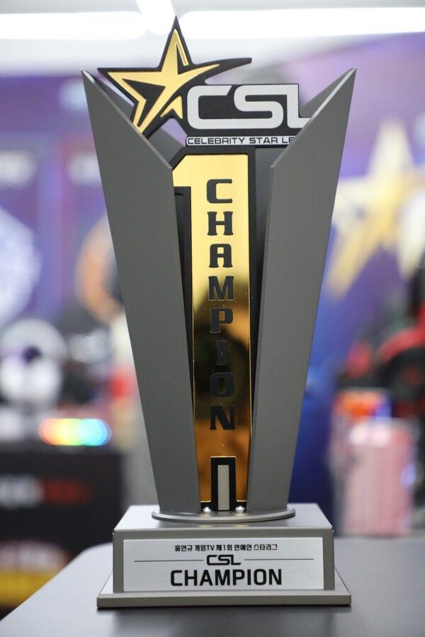 지난 7일 오후 8시 강동구 연예인스타리그 CSL 아레나에서 열린개막전 첫 세트에서 휴림커맨더즈가 완벽한 팀워크와 초반 유닛 조합으로 우리할매 러브즈를 압도했다. (▲CSL 우승컵). /사진=STN