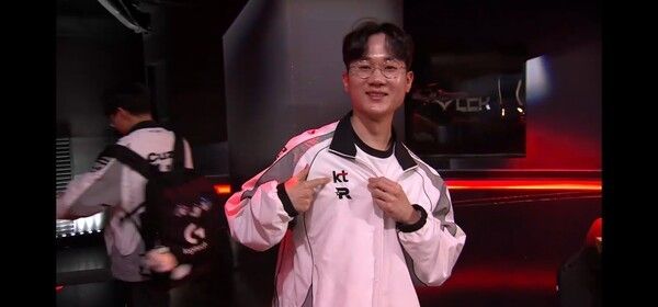 12일 서울 종로구 롤파크에서 열린 2026 LCK 2주차 2경기 2세트, KT 롤스터가 브리온을 상대로 단 한 번의 흐름도 내주지 않는 완벽한 운영을 펼쳤다. (▲KT 롤스터 & 한진 브리온=2:0). /사진=네이버 치지직 라이브영상 캡처