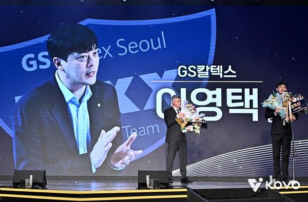 감독상을 받은&nbsp;대한항공 헤난 달 조토 감독과&nbsp;GS칼텍스 이영택 감독.&nbsp;/사진=KOVO