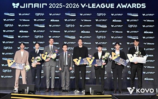 남자부 베스트7 기념사진. 왼쪽부터 한국전력 정민수, 현대캐피탈 황승빈, 한국전력 신영석, 현대캐피탈 최민호, 현대캐피탈 레오 대리수상자 남궁준 통역, 우리카드 알리 대리수상자 배준호 통역, 한국전력 베논 대리수상자 안요한 코치. /사진=KOVO