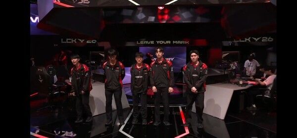 15일 서울 종로구 치지직 롤파크에서 열린 ‘2026 LoL 챔피언스 코리아(LCK)’ 정규 시즌 1라운드 경기에서 농심 레드포스는 BNK 피어엑스를 상대로 세트 스코어 2대0 완승을 거두었다. (▲농심레드포스 & BNK피어엑스=2:0). /사진=네이버 치지직 라이브영상 캡처