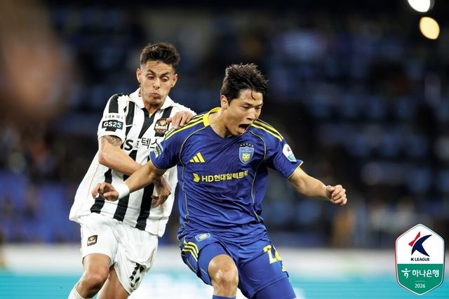 경합하고 있는 FC서울 후이즈와 울산HD 이재익(오른쪽). /사진=한국프로축구연맹