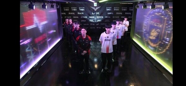 15일 종로 치지직 롤파크에서 진행된 '2026 LoL 챔피언스 코리아(이하 LCK)' 정규 시즌 1라운드 1세트에서 농심 레드포스가 BNK 피어엑스를 상대로 1:0 승리를 거두머 1승을 먼저 챙겼다.(▲농심레드포스 & BNK피어엑스=1:0). /사진=네이버 치지직 라이브영상 캡처