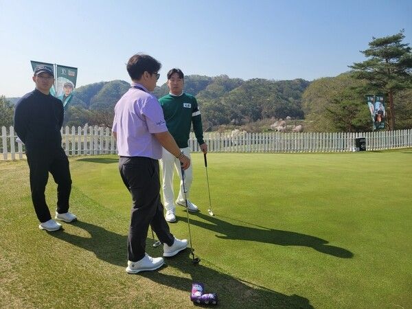 퍼트 연습 중인 선수들. /사진=KPGA