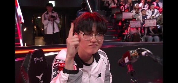 15일 서울 종로구 치지직 롤파크에서 열린 ‘2026 LoL 챔피언스 코리아(LCK)’ 정규 시즌 경기에서 KT 롤스터가 디플러스 기아를 세트 스코어 2대1로 꺾고 개막 5연승을 완성했다.(▲KT롤스터&디플러스기아 =2:1). /사진=네이버 치지직 라이브영상 캡처