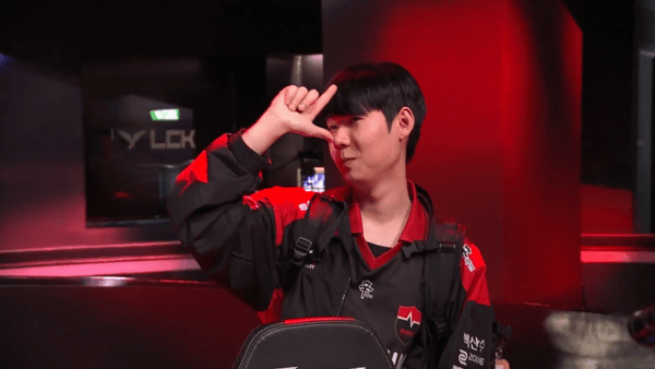 15일 서울 종로구 치지직 롤파크에서 열린 ‘2026 LoL 챔피언스 코리아(LCK)’ 정규 시즌 1라운드 경기에서 농심 레드포스는 BNK 피어엑스를 상대로 세트 스코어 2대0 완승을 거두었다. (▲농심레드포스 & BNK피어엑스=2:0). /사진=네이버 치지직 라이브영상 캡처